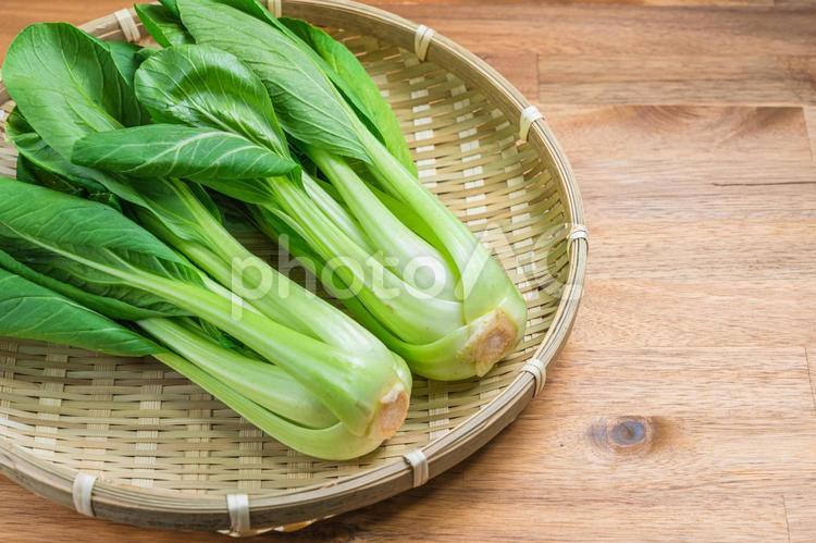 竹ざるに並べられた青梗菜 青梗菜,葉物野菜,チンゲンサイの写真素材