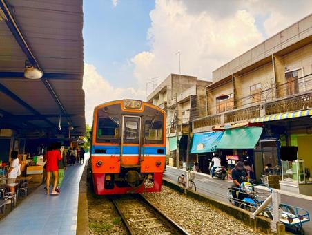 タイ国鉄のローカル線とレトロな駅 タイ国鉄のローカル線とレトロな駅 青空,空,電車の写真素材