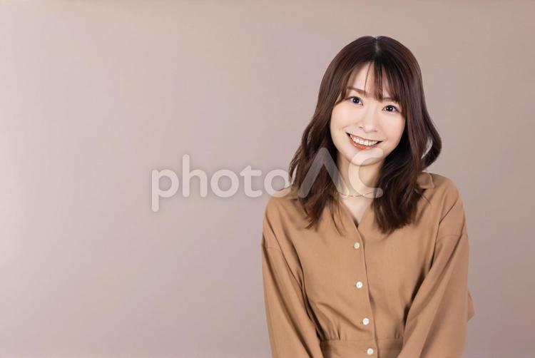 笑顔のビジネスウーマン（ベージュ） 女性,ビジネス,人物の写真素材