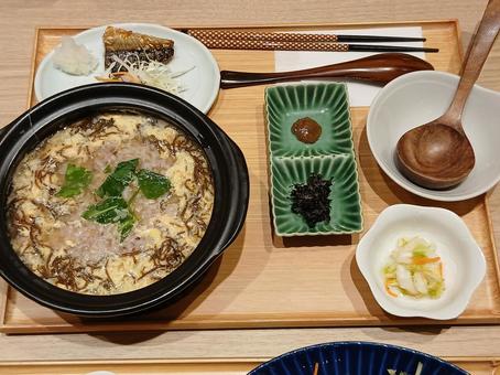 卵ももずくのお雑炊~定食 卵ももずくのお雑炊~定食 サラダ,焼きさば,お魚の写真素材