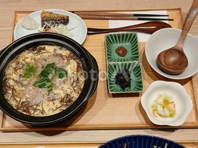 卵ももずくのお雑炊～定食 サラダ,焼きさば,お魚の写真素材