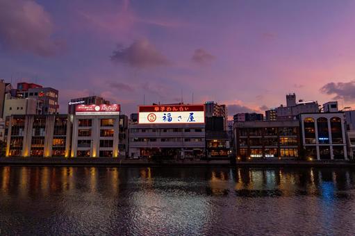 夕焼け空と中洲の街並み 博多,九州,居酒屋の写真素材