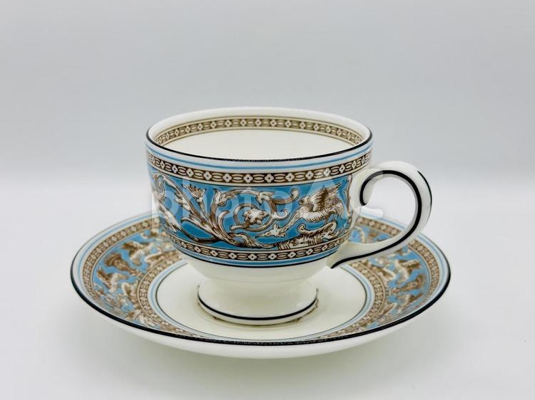 高級感のあるカップとソーサー 正面 コーヒーカップ,イギリス風,コーヒーの写真素材