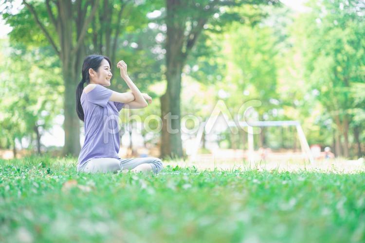 野外でヨガをする女性 ヨガ,朝ヨガ,外ヨガの写真素材