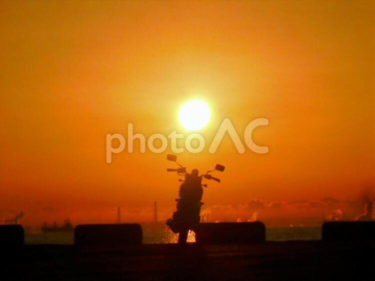 夕日とバイク オートバイ,日暮れ,バイクの写真素材