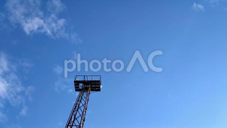 線路から見上げた空 晴天,屋外,晴れの写真素材