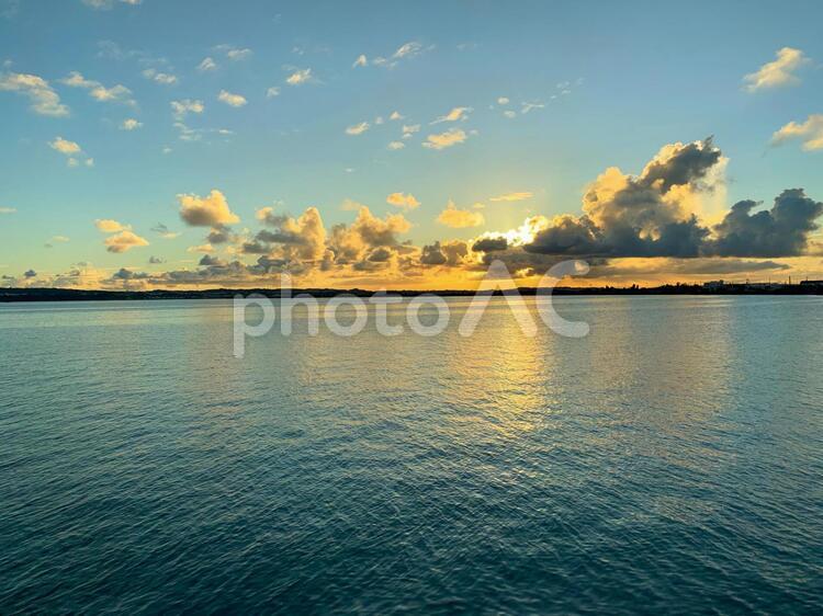 夕焼けに染まる海 海,夕焼け,日暮れの写真素材