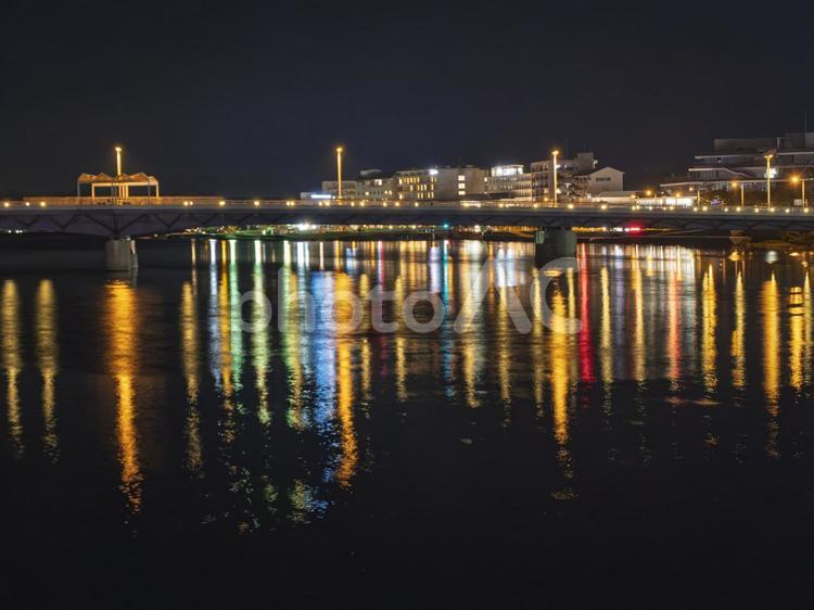 宍道湖に映る橋の灯り 夜景,宍道湖,橋の写真素材
