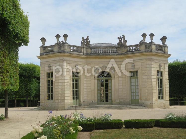 ヴェルサイユ宮殿のフランセ庭園周辺の風景 フランセ庭園,pavillon,fraisの写真素材