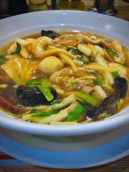 Delicious Cantonese noodles with plenty of vegetables, JPG