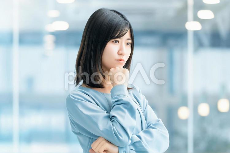 考えごとをする女性・ビジネスウーマン 女性,考える,悩むの写真素材