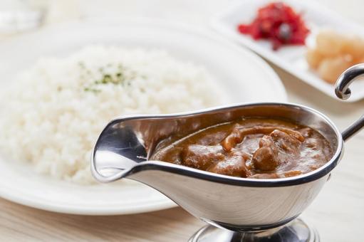 長時間煮込んだビーフカレー 長時間煮込んだビーフカレー ビーフカレー,カレーポット,グレイビーボートの写真素材