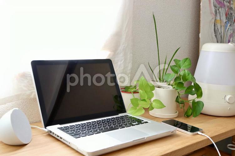 パソコンとスマホと加湿器 パソコン,デスクワーク,ビジネスの写真素材