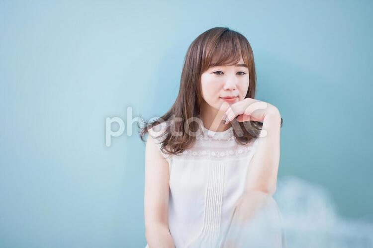 考えごとをする女性 悩む,悩み,迷いの写真素材