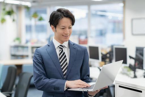 オフィスで仕事をする若いビジネスマン オフィスで仕事をする若いビジネスマン ビジネス,ビジネスマン,エンジニアの写真素材