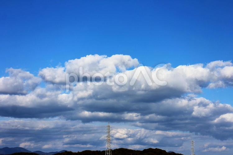 雲に押しつぶされそうな鉄塔 雲,鉄塔,アンテナの写真素材