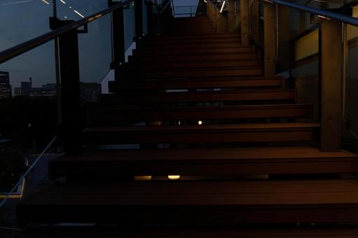 夜のウッド階段 夜のウッド階段の写真