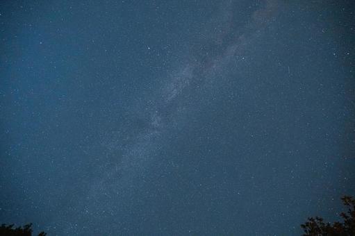 キャンプの夜の南の夜空に天の川 キャンプの夜の南の夜空に天の川 キャンプ,夜,南の空の写真素材