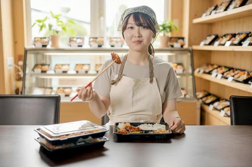 お弁当屋さん お弁当屋さん 女性,エプロン,飲食店の写真素材