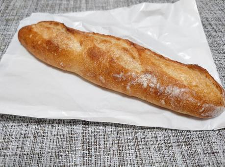 焼きたてのフランスパン バケット 焼きたてのフランスパン バケット フランスパン,バケット,バタールの写真素材