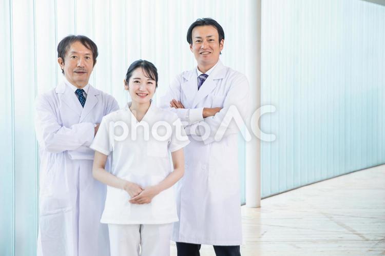 病院にいる医療スタッフ（3人） 看護師,医者,病院の写真素材