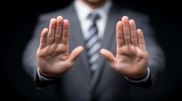 ビジネスマンによる「ノー」の表現 ビジネスマンによる「ノー」の表現の写真