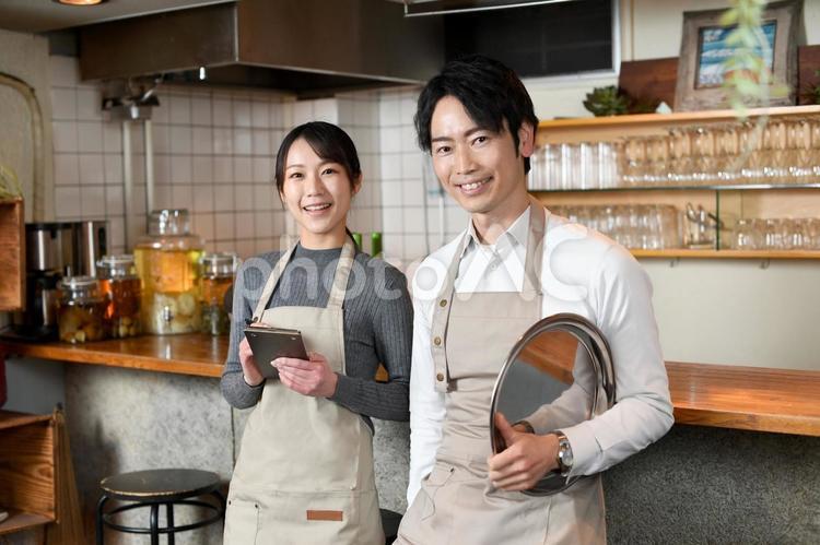 飲食店で働くアジア人の若い男女の店員 カフェ,店員,スタッフの写真素材