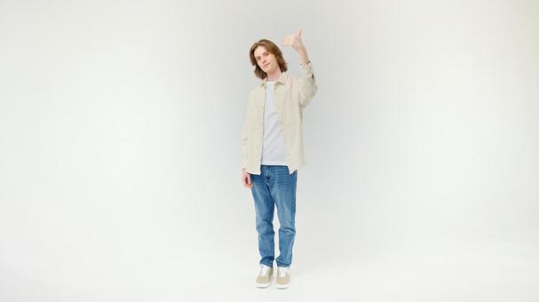 カメラ目線で左手でポーズする外国人男性 カメラ目線で左手でポーズする外国人男性 男性,ポーズ,サムズアップの写真素材
