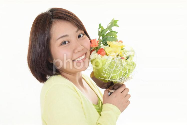 花束を持つ女性 女性,プレゼント,花の写真素材