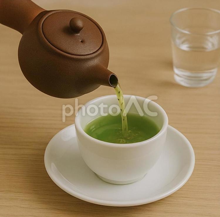 急須から湯飲みに注がれる緑茶 緑茶,急須,お茶の写真素材