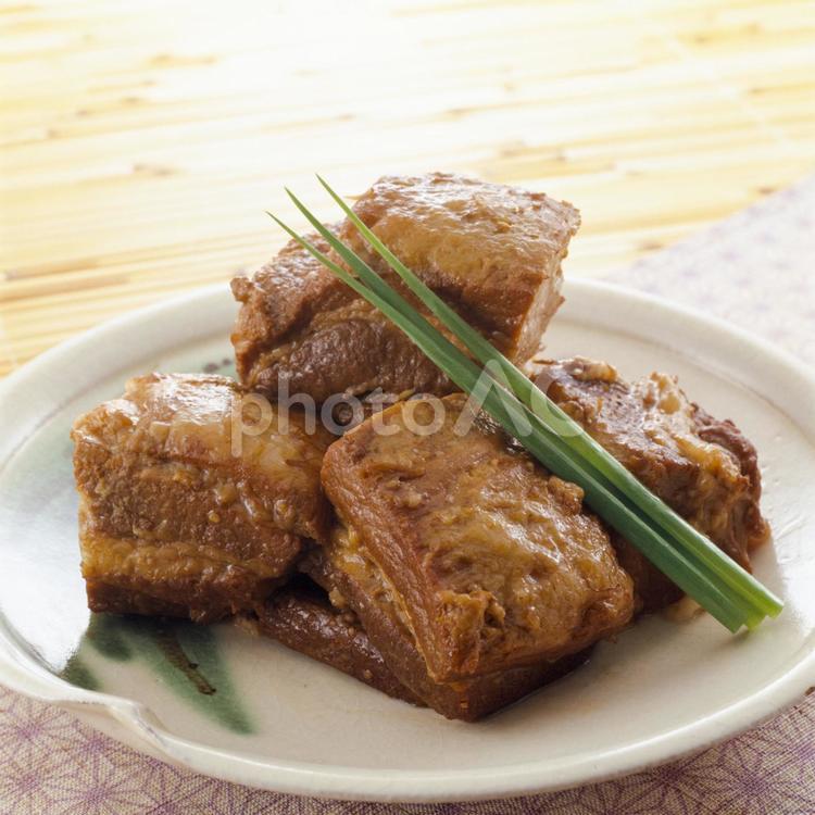 箸で崩れるほど柔らかい豚の角煮 豚の角煮,角煮,豚肉の写真素材