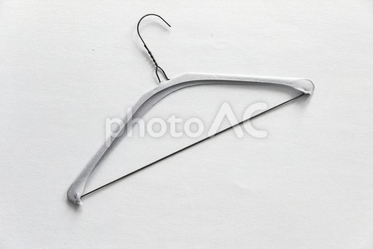 グレーのカバーのかかった針金ハンガー モックアップ,物撮り,ハンガーの写真素材