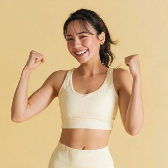 トレーニングウェアを着て笑顔の女性 トレーニングウェアを着て笑顔の女性の写真