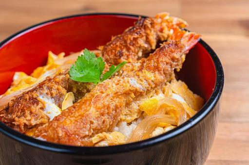 エビフライの卵とじ丼ぶり エビフライの卵とじ丼ぶり 鎌倉丼,エビフライ,卵とじの写真素材