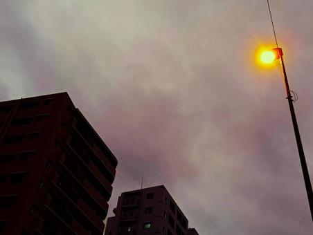 夕闇の曇り空と橙色のライト 夕闇の曇り空と橙色のライト 街風景,夕暮れ,夏の写真素材
