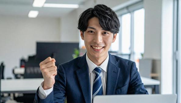 ガッツポーズするビジネスマン ガッツポーズするビジネスマンの写真