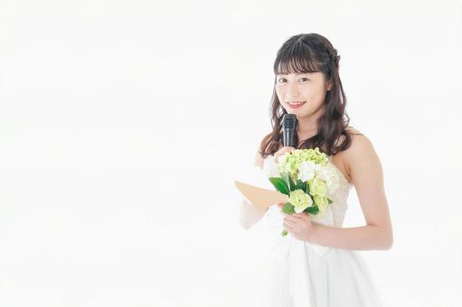 手紙を読む花嫁の女性 手紙を読む花嫁の女性 挙式,婚約,新生活の写真素材