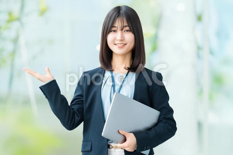 手で案内をする女性・ビジネスウーマン 女性,ビジネス,笑顔の写真素材
