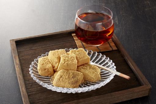 わらび餅【きな粉】とほうじ茶 わらび餅【きな粉】とほうじ茶の写真