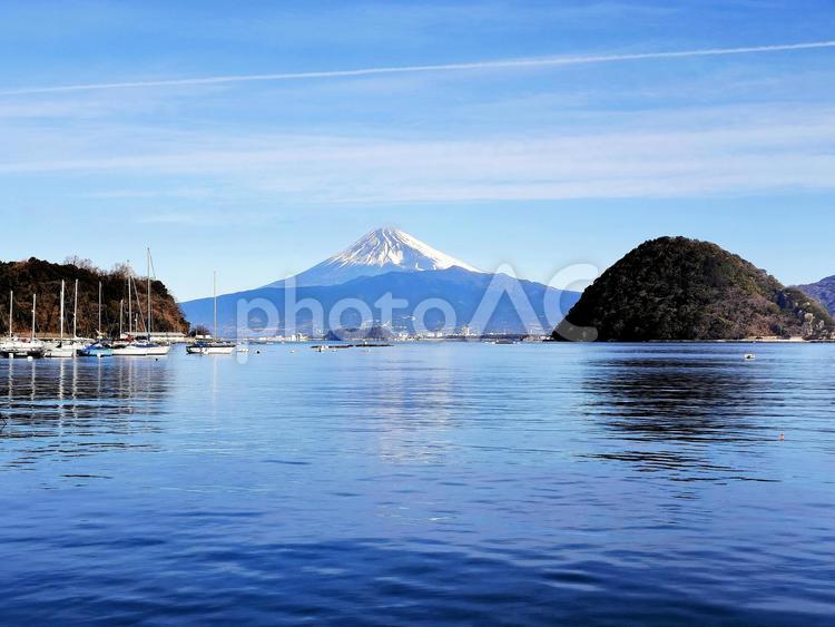 静岡県沼津市内浦長浜から見る富士山と淡島 富士山,淡島,内浦湾の写真素材
