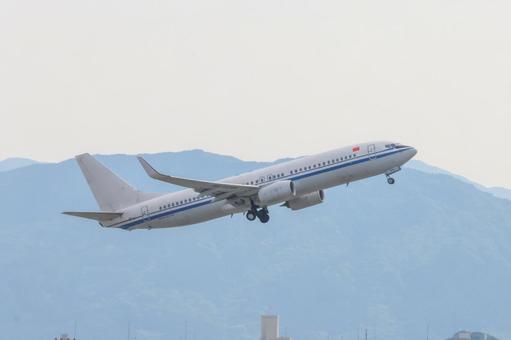 夕陽とジェットのシルエット 夕陽とジェットのシルエットの写真