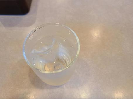 氷水の入ったグラス 氷水,グラス,冷たい飲み物の写真素材