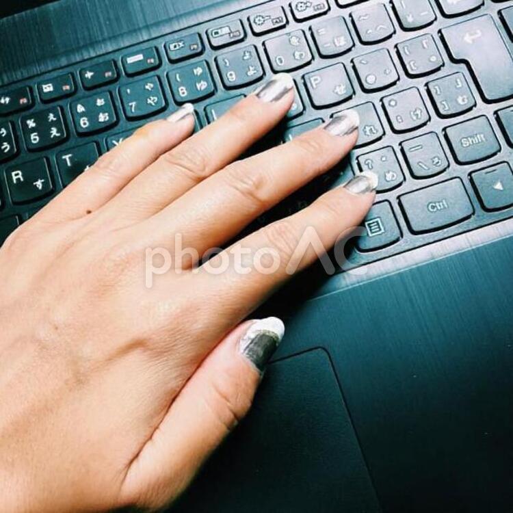 キャリアウーマンのPCキーボード 手,ネイル,パソコンの写真素材