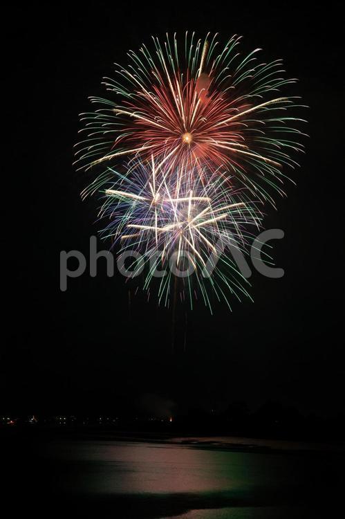 夏の夜の打ち上げ花火 花火,青,赤の写真素材