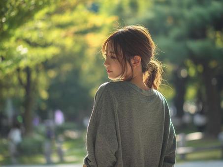 どこか寂しげに歩く女性 どこか寂しげに歩く女性の写真
