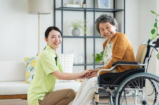 車椅子のシニアの女性と介護福祉士 車椅子のシニアの女性と介護福祉士 介護,シニア,車椅子の写真素材