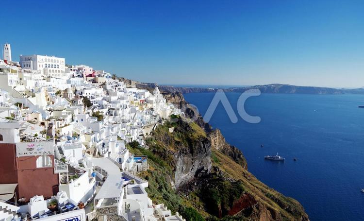 ギリシャ　サントリーニ島　絶壁に建つフィラの町並み ギリシャ,サントリーニ,サントリーニ島の写真素材