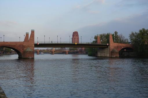 夕日に照らされる橋 風景,観光,観光地の写真素材