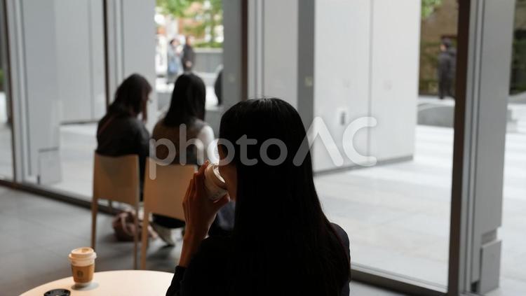 カフェでくつろぐ女性の後ろ姿 女性,コーヒー,カフェの写真素材