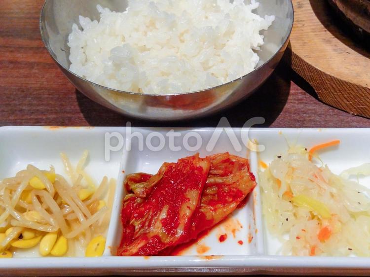 ごはんとキムチ 料理,食べ物,白米の写真素材
